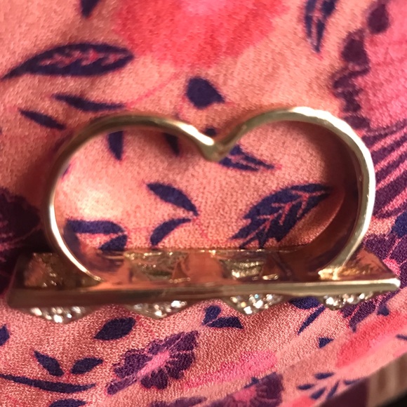 Gold toned 2 finger ring with crystal detailing 💕 - Picture 3 of 5